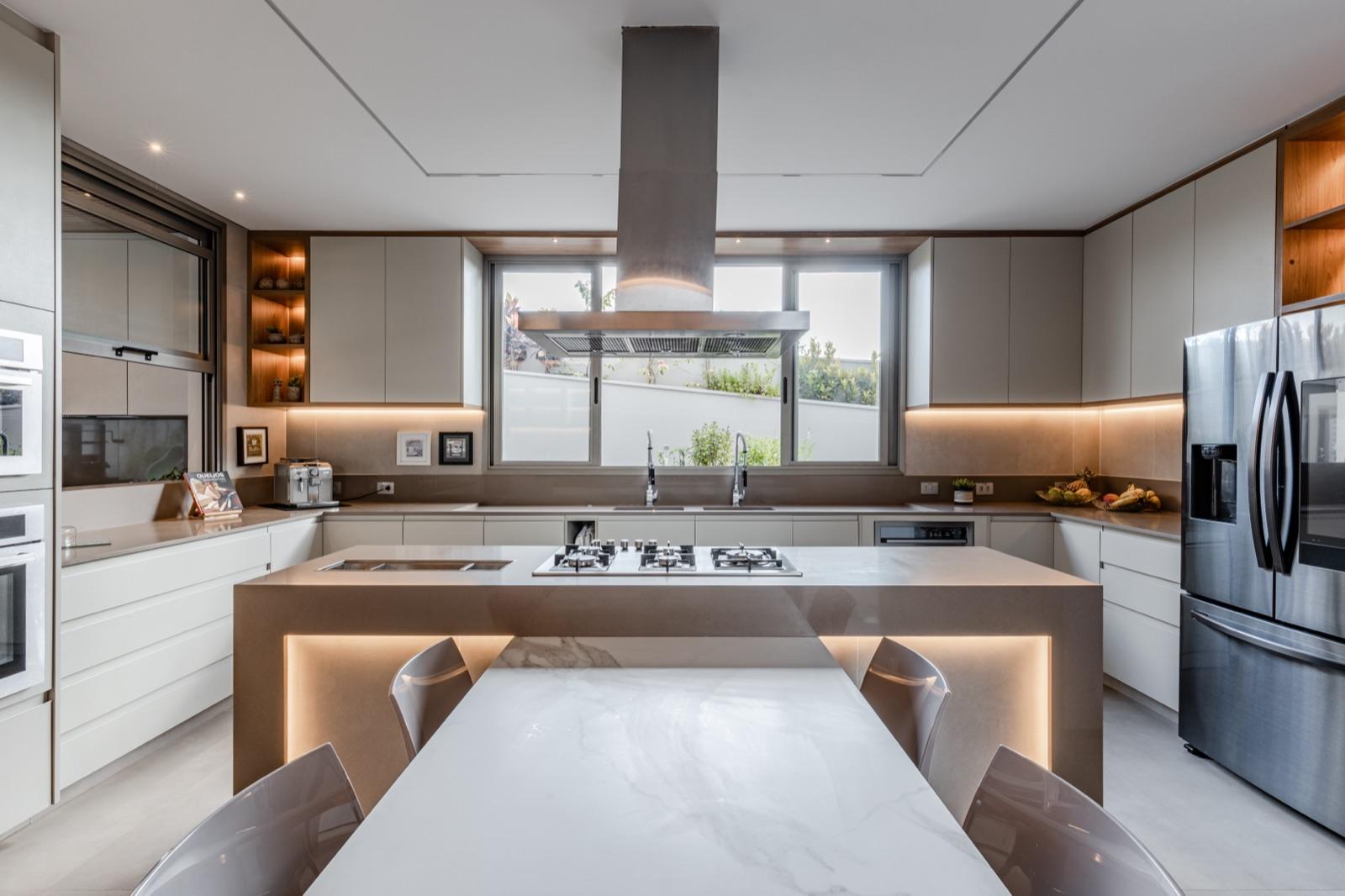 Cozinha integrada em ambiente residencial — projeto exclusivo.