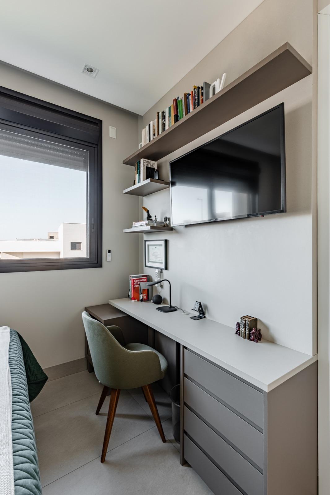 Home office com integração estrutural e ergonomia projetada.